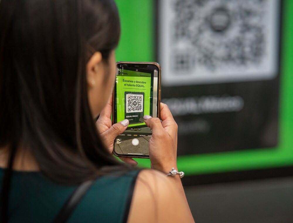 Pessoa validando presença com QR code pelo celular