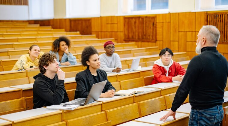 Escolas e faculdades